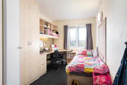 A band 3 ensuite bedroom in Wentworth College. Example room layout. Actual layout and furnishings may vary. 